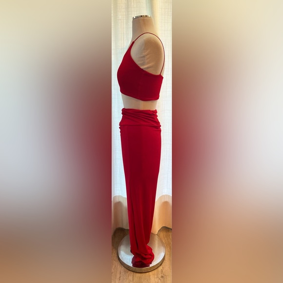♥️ Sexy Red One-Shoulder Top and Skirt - Picture 2 of 3